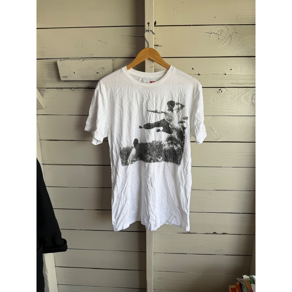 Bruce Lee Flying Kick Graphic T-Shirt Mens Large White Martial Arts Action Tee